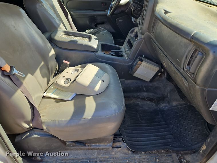 image for item EO7014 2004 Chevrolet Silverado 3500 Crew Cab flatbed pickup truck