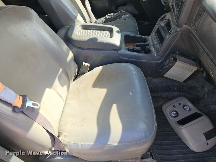 image for item EO7014 2004 Chevrolet Silverado 3500 Crew Cab flatbed pickup truck