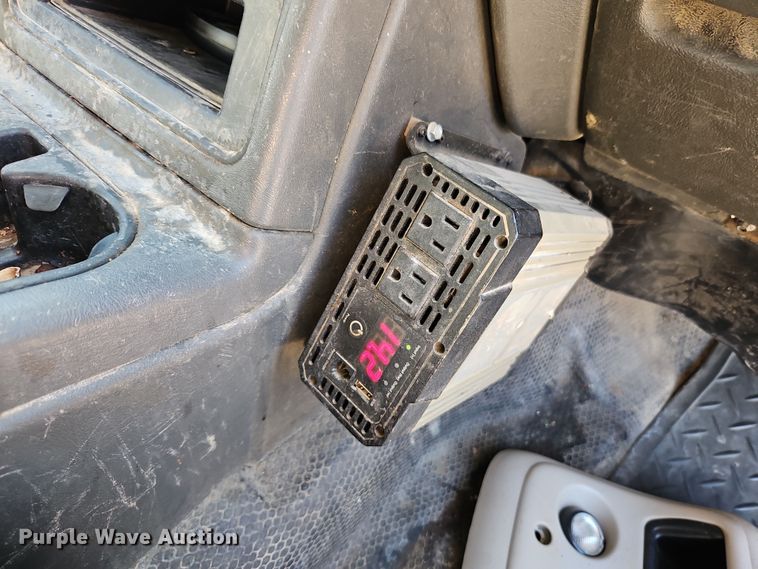 image for item EO7014 2004 Chevrolet Silverado 3500 Crew Cab flatbed pickup truck