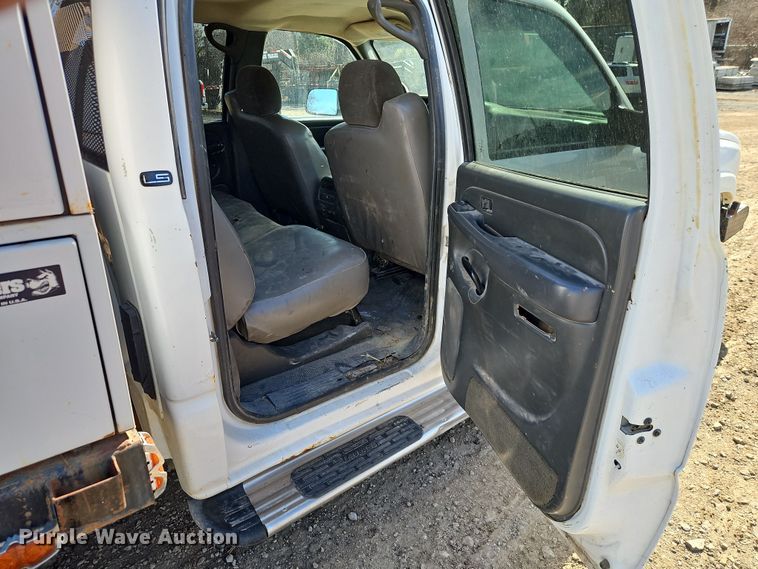 image for item EO7014 2004 Chevrolet Silverado 3500 Crew Cab flatbed pickup truck