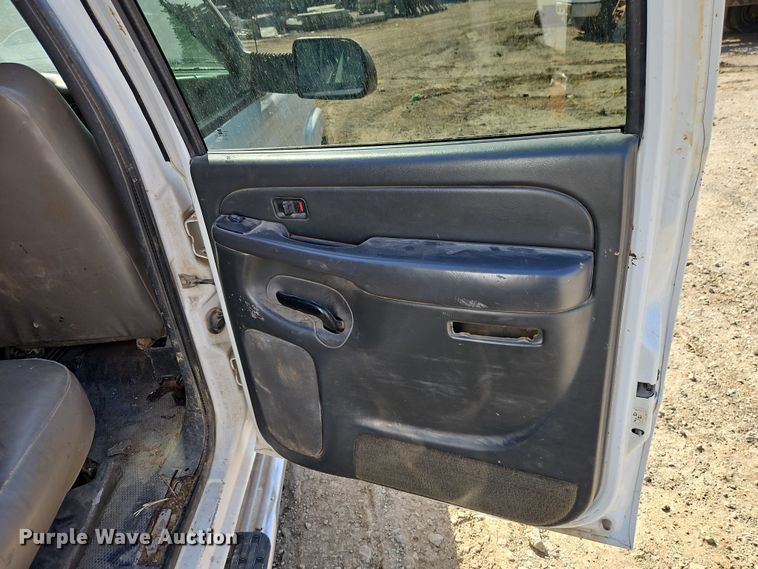 image for item EO7014 2004 Chevrolet Silverado 3500 Crew Cab flatbed pickup truck