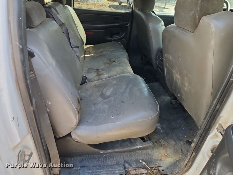 image for item EO7014 2004 Chevrolet Silverado 3500 Crew Cab flatbed pickup truck