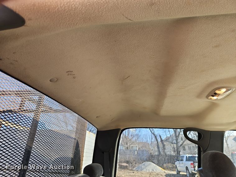 image for item EO7014 2004 Chevrolet Silverado 3500 Crew Cab flatbed pickup truck