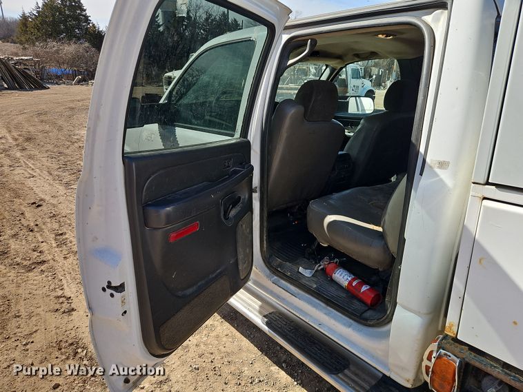 image for item EO7014 2004 Chevrolet Silverado 3500 Crew Cab flatbed pickup truck