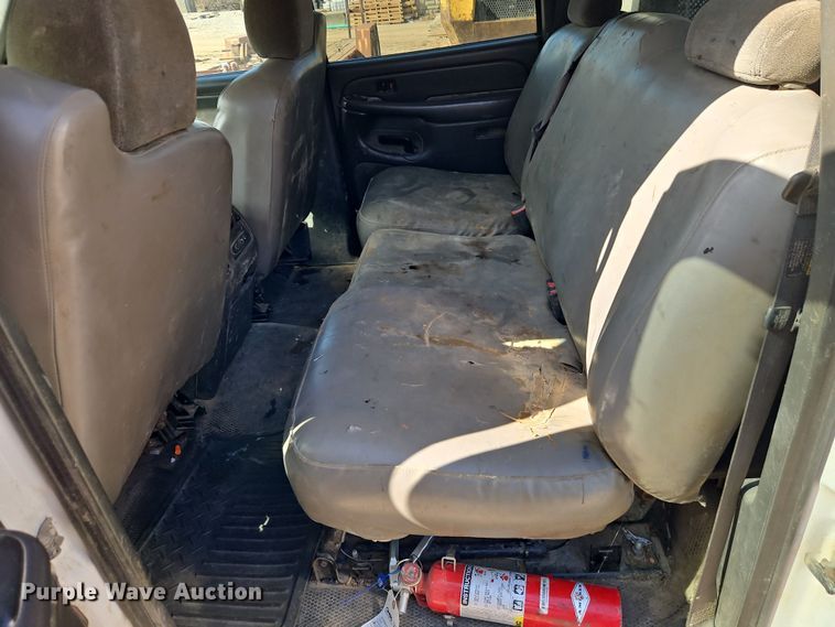 image for item EO7014 2004 Chevrolet Silverado 3500 Crew Cab flatbed pickup truck