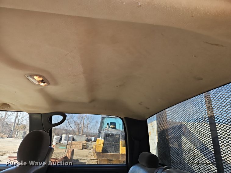 image for item EO7014 2004 Chevrolet Silverado 3500 Crew Cab flatbed pickup truck