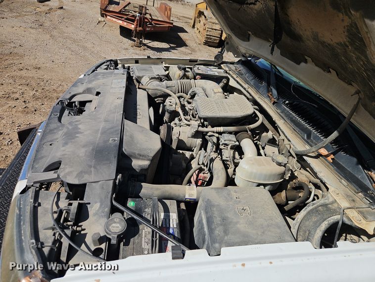 image for item EO7014 2004 Chevrolet Silverado 3500 Crew Cab flatbed pickup truck