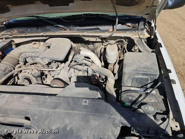 image for item EO7014 2004 Chevrolet Silverado 3500 Crew Cab flatbed pickup truck