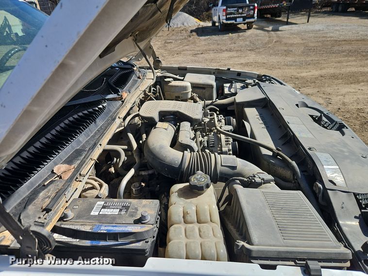 image for item EO7014 2004 Chevrolet Silverado 3500 Crew Cab flatbed pickup truck