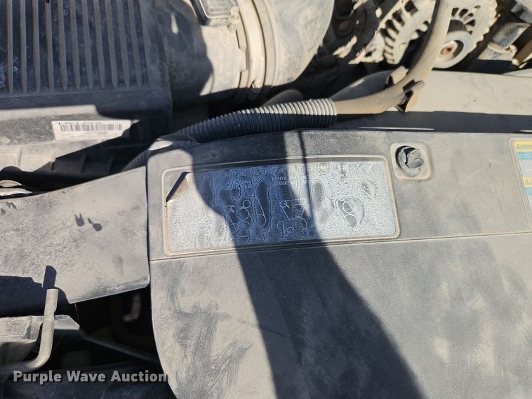 image for item EO7014 2004 Chevrolet Silverado 3500 Crew Cab flatbed pickup truck