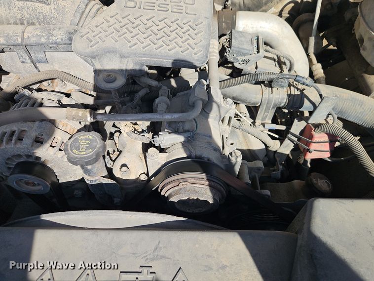 image for item EO7014 2004 Chevrolet Silverado 3500 Crew Cab flatbed pickup truck