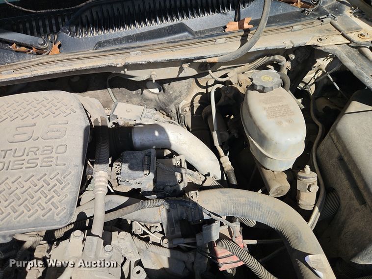 image for item EO7014 2004 Chevrolet Silverado 3500 Crew Cab flatbed pickup truck