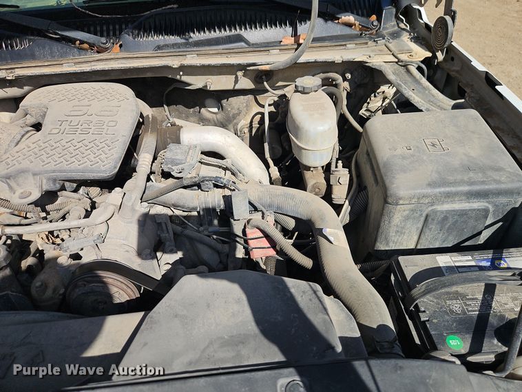 image for item EO7014 2004 Chevrolet Silverado 3500 Crew Cab flatbed pickup truck