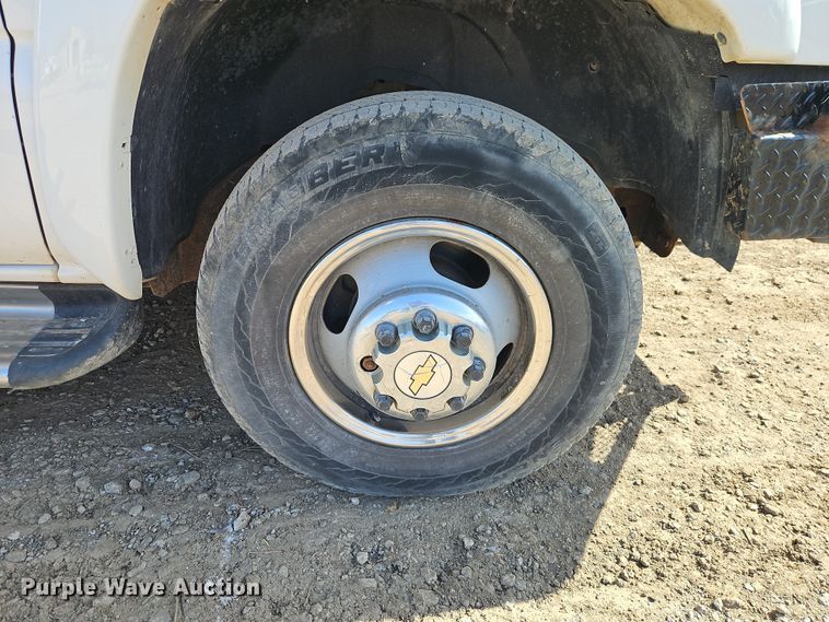 image for item EO7014 2004 Chevrolet Silverado 3500 Crew Cab flatbed pickup truck