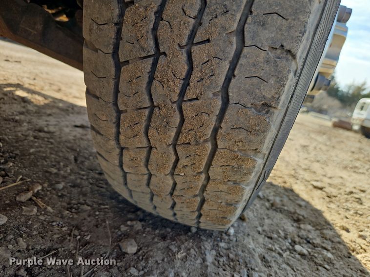 image for item EO7014 2004 Chevrolet Silverado 3500 Crew Cab flatbed pickup truck