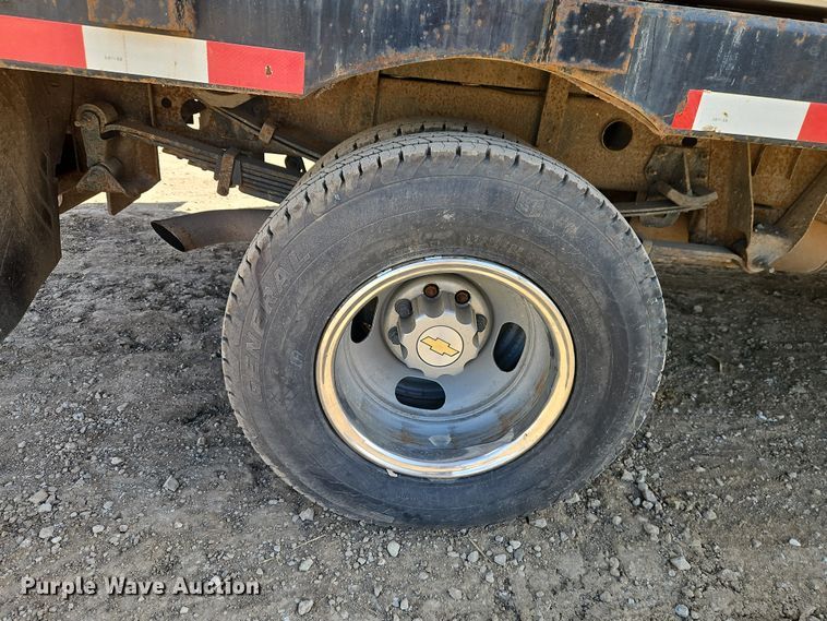 image for item EO7014 2004 Chevrolet Silverado 3500 Crew Cab flatbed pickup truck