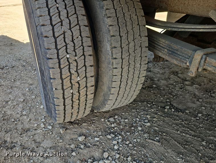 image for item EO7014 2004 Chevrolet Silverado 3500 Crew Cab flatbed pickup truck