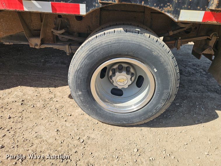 image for item EO7014 2004 Chevrolet Silverado 3500 Crew Cab flatbed pickup truck