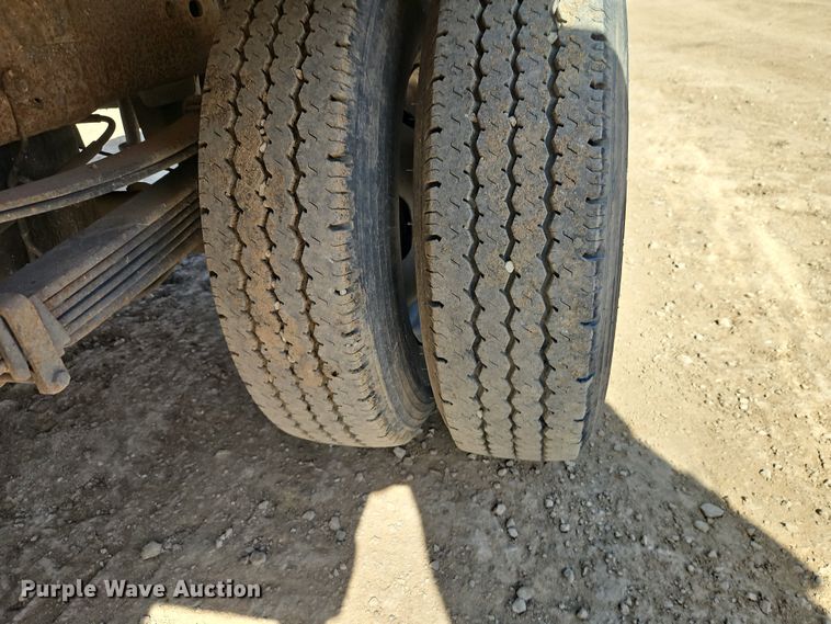 image for item EO7014 2004 Chevrolet Silverado 3500 Crew Cab flatbed pickup truck