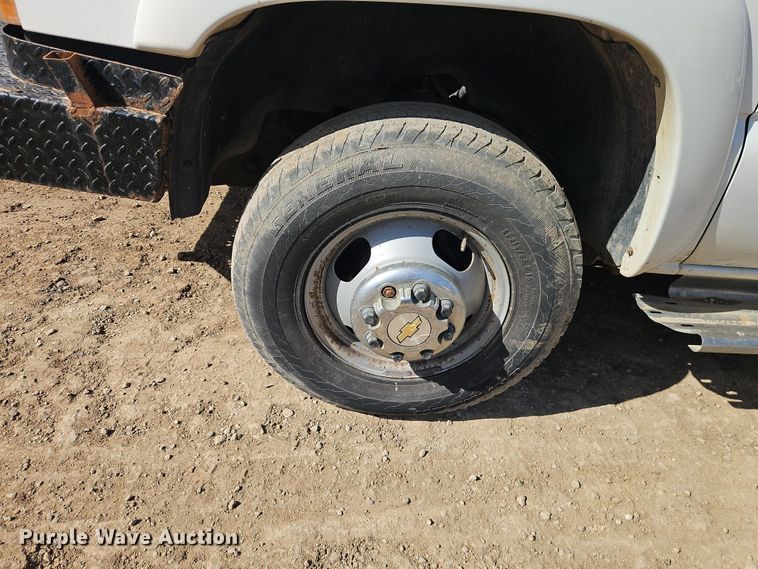 image for item EO7014 2004 Chevrolet Silverado 3500 Crew Cab flatbed pickup truck