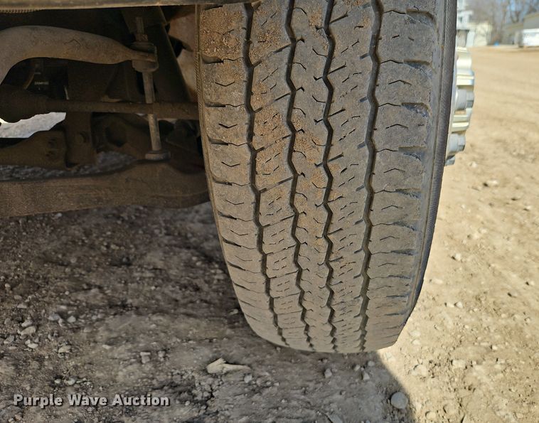 image for item EO7014 2004 Chevrolet Silverado 3500 Crew Cab flatbed pickup truck