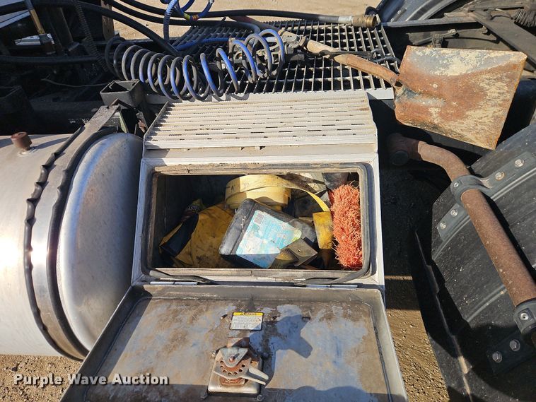 image for item EO7017 2000 Kenworth W900 semi truck