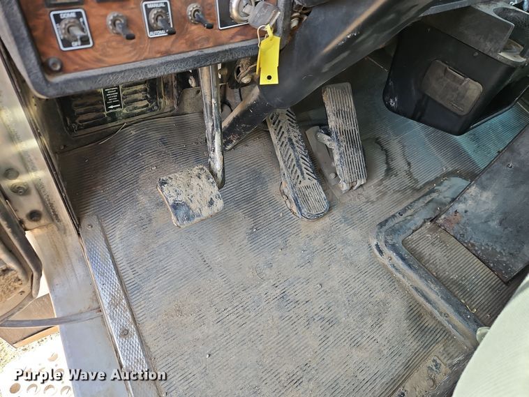 image for item EO7017 2000 Kenworth W900 semi truck