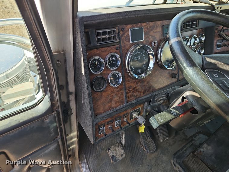 image for item EO7017 2000 Kenworth W900 semi truck