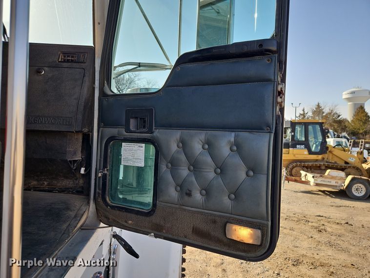 image for item EO7017 2000 Kenworth W900 semi truck