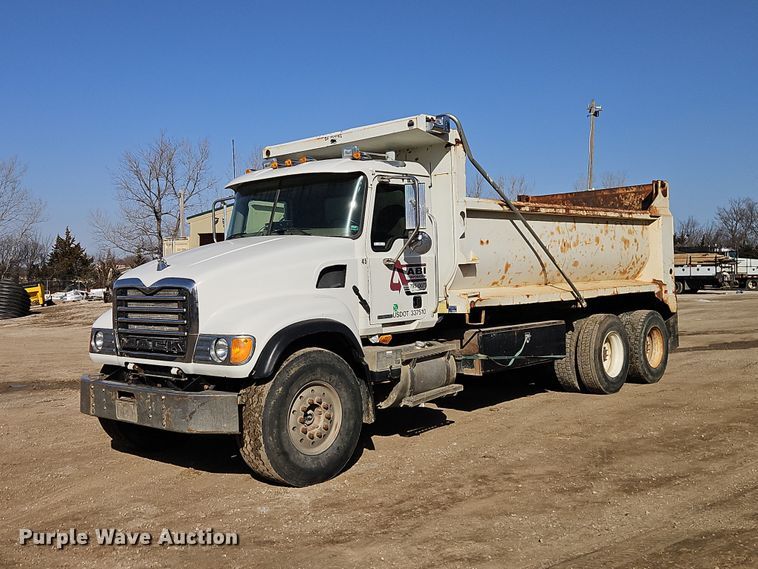 image for item EO7018 2004 Mack CV dump truck