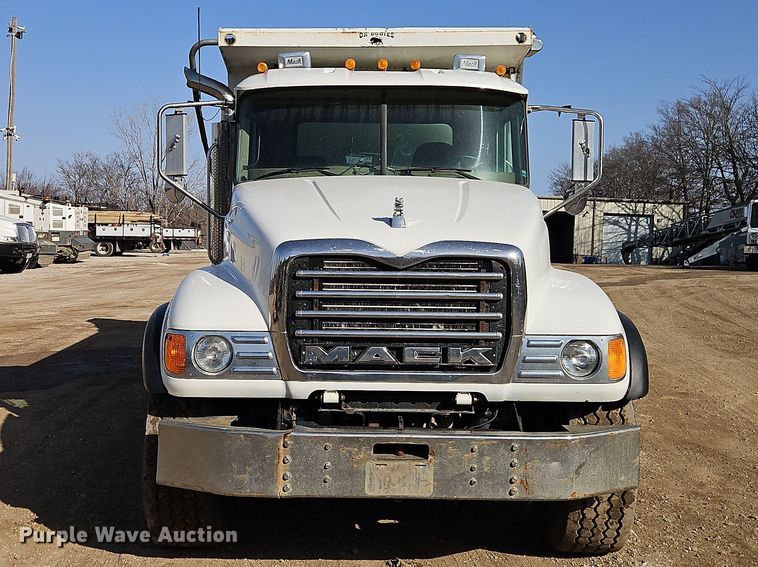 image for item EO7018 2004 Mack CV dump truck