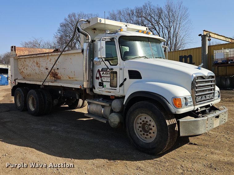 image for item EO7018 2004 Mack CV dump truck