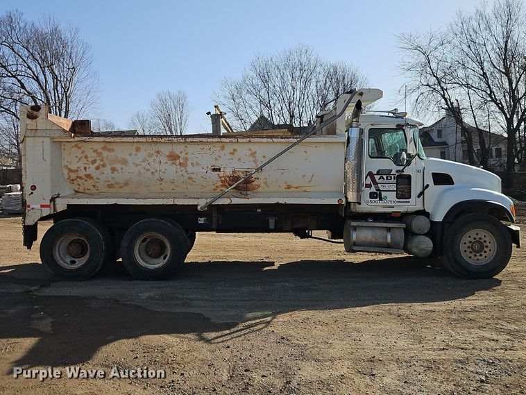 image for item EO7018 2004 Mack CV dump truck