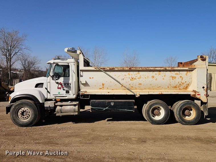 image for item EO7018 2004 Mack CV dump truck