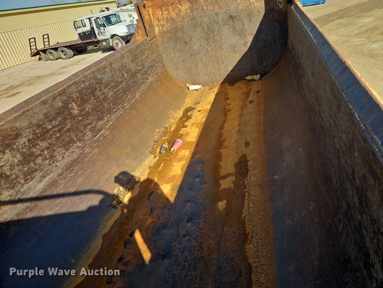 image for item EO7018 2004 Mack CV dump truck