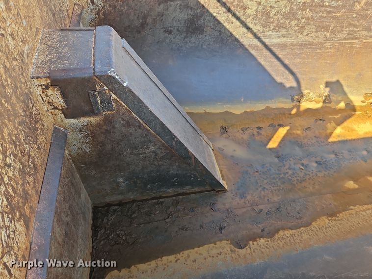 image for item EO7018 2004 Mack CV dump truck