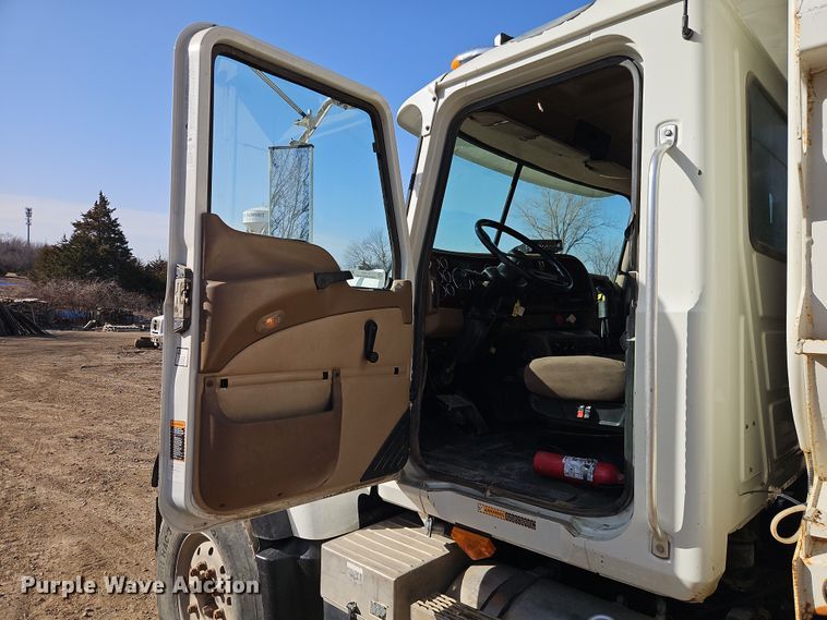 image for item EO7018 2004 Mack CV dump truck