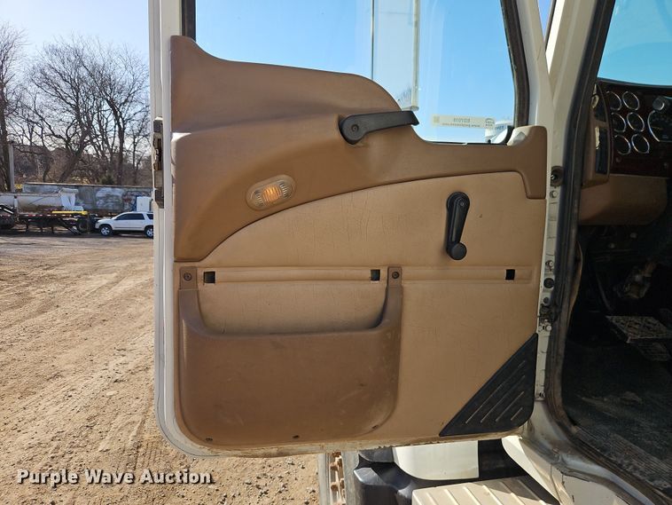 image for item EO7018 2004 Mack CV dump truck