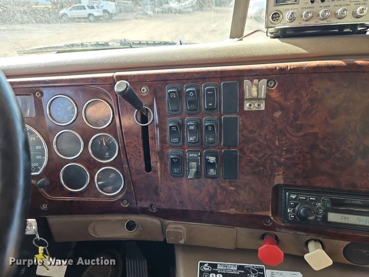 image for item EO7018 2004 Mack CV dump truck