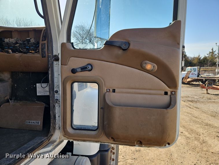 image for item EO7018 2004 Mack CV dump truck