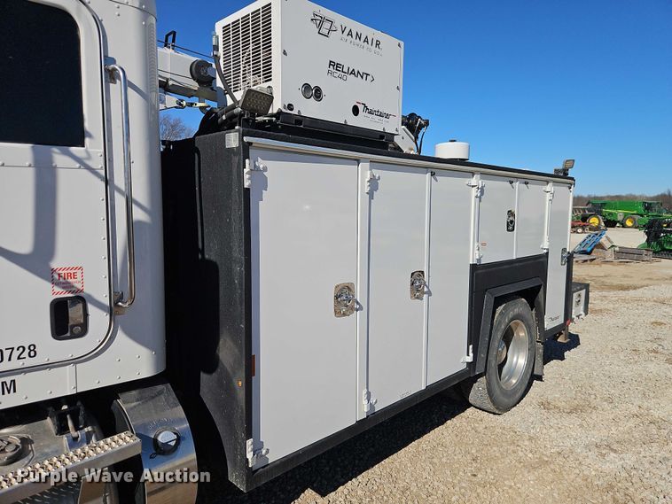 image for item EO7054 2019 Peterbilt 337 utility / service truck