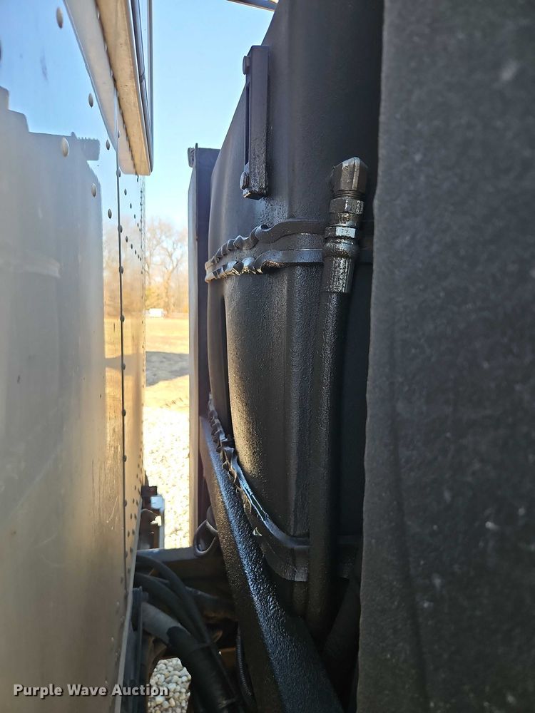 image for item EO7054 2019 Peterbilt 337 utility / service truck