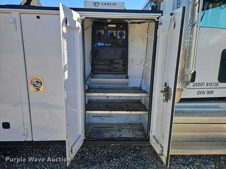 image for item EO7054 2019 Peterbilt 337 utility / service truck