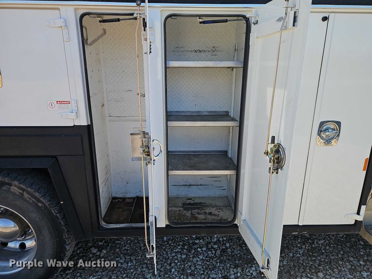 image for item EO7054 2019 Peterbilt 337 utility / service truck