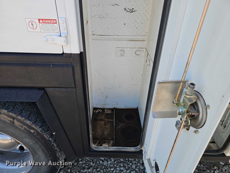 image for item EO7054 2019 Peterbilt 337 utility / service truck