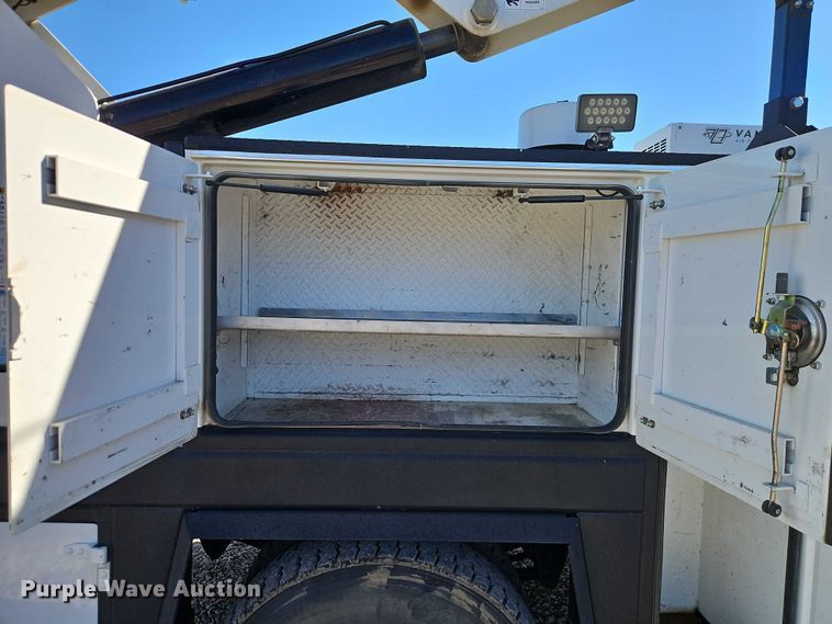 image for item EO7054 2019 Peterbilt 337 utility / service truck