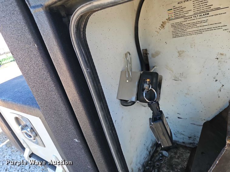 image for item EO7054 2019 Peterbilt 337 utility / service truck