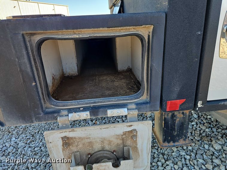 image for item EO7054 2019 Peterbilt 337 utility / service truck