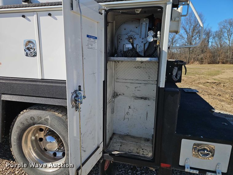 image for item EO7054 2019 Peterbilt 337 utility / service truck