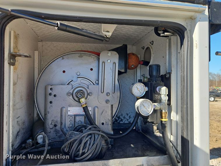 image for item EO7054 2019 Peterbilt 337 utility / service truck